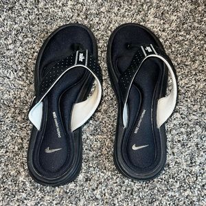 Black Nike flip flops